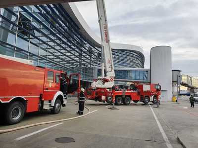 UPDATE - Incendiu cu degajări de fum la un fast-food din Aeroportul Otopeni/ Au fost evacuate din zona restaurantelor aproape 600 de persoane, incendiul fiind stins / Traficul aerian nu a fost afectat - FOTO/ VIDEO
