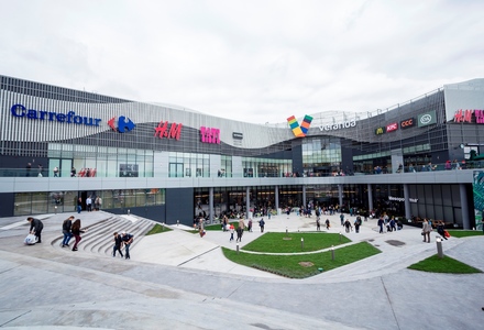 UPDATE - O nouă ameninţare cu dispozitiv explozibil la Veranda Mall din Bucureşti/ Toate persoanele din complexul comercial au fost evacuate, iar traficul a fost restricţionat/ Ameninţarea s-a dovedit a fi falsă