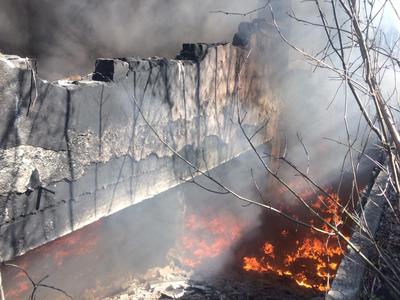 UPDATE - Incendiu la o clădire părăsită din Bucureşti în interiorul căreia sunt anvelope şi gunoi menajer/ Garda de Mediu, solicitată la faţa locului