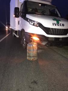 Buzău: Intervenţie a pompierilor după ce o butelie cu GPL a căzut dintr-un camion şi a rămas blocată sub o autoutilitară, fisurându-se