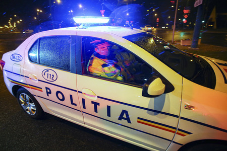 Un poliţist din Craiova a fost rănit, după ce un autoturism a lovit maşina de serviciu în care se afla