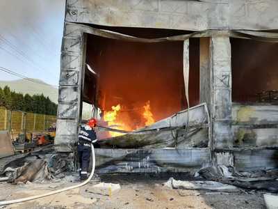 Maramureş: Incendiu cu mari degajări de fum la un depozit de vopseluri şi materiale de construcţii/ A fost transmis mesaj RO-Alert - FOTO/ VIDEO