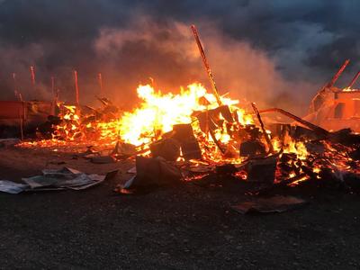 Puternic incendiu la un gater din judeţul Suceava/ Focul este înteţit de vânt - FOTO/ VIDEO
