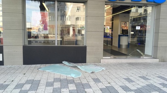 Magazinul eMag din Constanţa a fost spart, hoţii furând mai multe telefoane 
