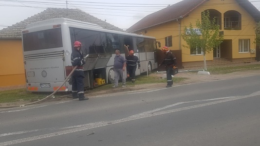 Timiş: Accident rutier cu peste 20 de persoane implicate. Un autobuz a intrat într-o casă în care se aflau două persoane cu dizabilităţi - FOTO
