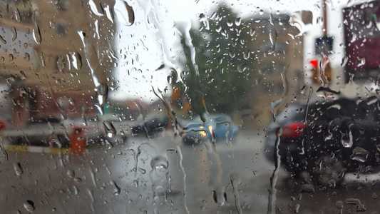 Meteorologii anunţă instabilitate atmosferică temporar accentuată şi ploi însemnate cantitativ în Muntenia, Moldova şi local în Transilvania, Oltenia şi Dobrogea, începând de duminică