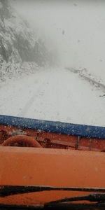 Drumarii intervin pe Transfăgărăşan şi pe mai multe sectoare de drum din judeţul Harghita, unde ninge abundent - VIDEO