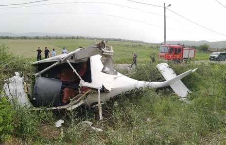 UPDATE - Un avion de mici dimensiuni a aterizat forţat în judeţul Alba / Pilotul este rănit, fiind transportat la spital - FOTO