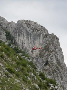 Cluj: Un bărbat a căzut de la peste 20 de metri înălţime, în timp ce se căţăra pe un versant din Cheile Turzii / El a fost preluat de elicopterul SMURD şi dus într-o zonă accesibilă pentru a fi stabilizat - FOTO, VIDEO