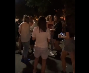Petrecere în Parcul Herăstrău – Zeci de tineri ascultă muzică şi dansează, fără a respecta nicio regulă - VIDEO
