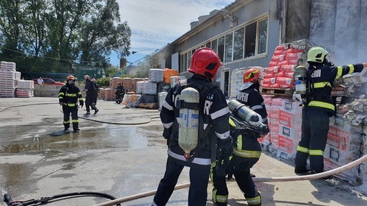 UPDATE - Incendiu la o hală de materiale de construcţii din Constanţa. Un pompier a fost rănit  / Focul a fost stins după aproximativ o oră - FOTO

