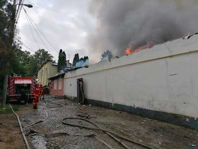 Incendiu cu mari degajări de fum la un depozit de materiale textile şi mase plastice din municipiul Iaşi/ S-a trimis mesaj RO-Alert - VIDEO

