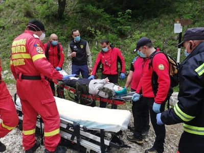 Intervenţie a salvamontiştilor pentru recuperarea unui bărbat care s-a accidentat în masivul Piatra Craiului