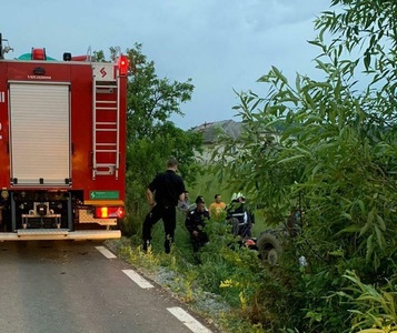 Bistriţa-Năsăud: Doi bărbaţi au murit şi unul a fost rănit, după ce un tractor s-a răsturnat