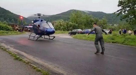 Peste 20 de oameni salvaţi din calea inundaţiilor, cu elicopterul, în judeţul Caraş-Severin - FOTO
