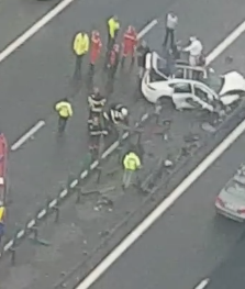 Accident pe Autostrada Soarelui – O maşină a intrat în parapetul median, trei persoane fiind rănite – VIDEO