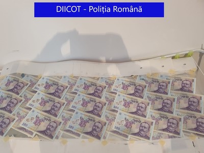 Grupare care a falsificat peste 17.000 de bancnote de 100 de lei, destructurată/ DIICOT: Liderul grupului a reuşit să producă cele mai bune falsuri din istoria României şi să devină cel mai mare falsificator de bancnote din plastic din lume