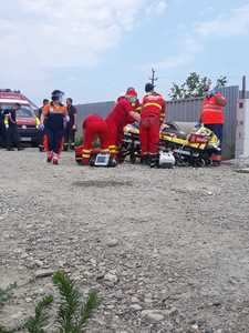 Un bărbat a fost prins sub un mal de pâmânt, la Focşani, el fiind scos de pompieri şi dus cu un elicopter SMURD la Spitalul Judeţean Galaţi - VIDEO