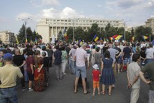 Jandarmii au amendat 13 dintre persoanele care participă la protestul din Piaţa Victoriei/ Jandarmeria Bucureşti: Pe timpul stării de alertă, organizarea şi desfăşurarea de mitinguri, demonstraţii sau orice alte întruniri sunt interzise