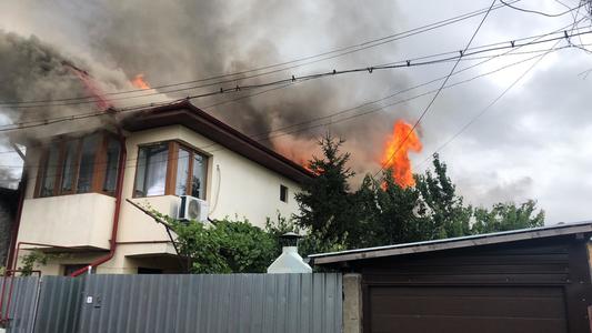 Incendiu la mai multe case şi anexe din Bucureşti, pe o suprafaţă de aproximativ 400 de metri pătraţi - FOTO/ VIDEO