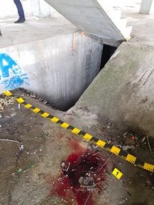 Olt: Poliţiştii au reuşit să salveze un bărbat de 37 ani care fusese agresat şi închis la subsolul unui bloc din Corabia - FOTO
