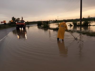 Covasna: Trafic îngreunat pe DN 12, după o ploaie torenţială/ Şoseaua s-a umplut de apă