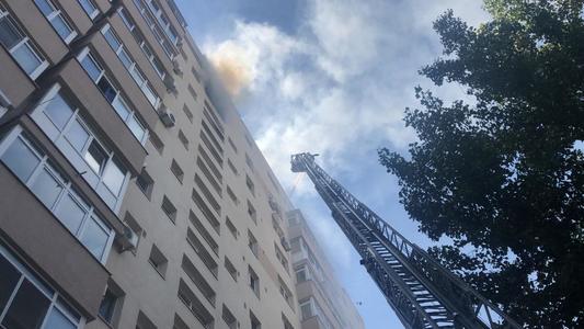 UPDATE - Incendiu la un bloc de pe Bulevardul Mihai Bravu din Bucureşti/ Pompierii intervin pentru stingere şi salvarea persoanelor/ 7 persoane, evaluate de medici  - VIDEO
