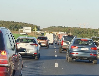Ialomiţa: Tamponare între cinci maşini pe sensul către litoral al Autostrăzii Soarelui/ S-a format coloană de maşini de trei kilometri în zona localităţii Feteşti