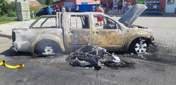 Arad: O maşină de teren şi o motocicletă s-au ciocnit, iar în urma impactului ambele au luat foc/ Motociclistul a murit - FOTO