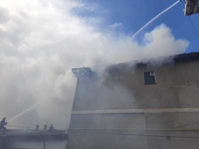 Neamţ: Incendiu la o fabrică de pâine, acoperişul a ars pe o suprafaţă de 800 de metri pătraţi - FOTO, VIDEO