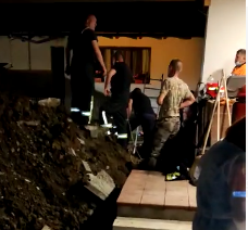 Cluj: Bărbat surprins sub un mal de pământ, la o adâncime de patru metri/ Bărbatul este inconştient - VIDEO
