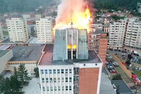 Cauza incendiului de la Consiliul Judeţean şi Prefectura Caraş-Severin ar fi fost flacăra unei lămpi cu care s-au făcut lucrări la casa liftului 
