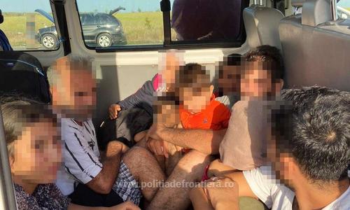 Timiş: Cetăţean sârb, reţinut după ce a încercat să ajute 17 migranţi din Siria să treacă ilegal frontiera
