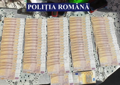 Constanţa: Doi bărbaţi, reţinuţi pentru falsificarea de bancnote euro/ La percheziţii s-au găsit 175 de bancnote false, totalizând peste 60.000 de euro