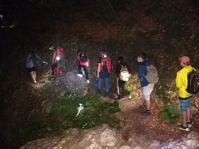 Salvamontiştii din Buşteni intervin pentru a coborî de pe Valea Jepilor un grup de copii fără echipamente şi lanterne