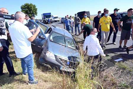 UPDATE - Buzău: Ministrul Adrian Oros a acordat primul ajutor la un accident produs în apropierea locului unde avea o întâlnire cu fermierii/ Un bărbat a fost rănit, dar este stabil - FOTO