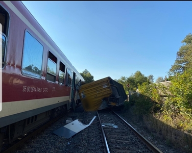 UPDATE - Cluj: Incident feroviar în apropiere de localitatea Negreni/ Un container s-a desprins de pe un camion şi a lovit un tren de persoane/ Traficul este blocat