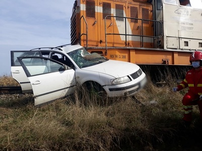 Suceava - Doi bărbaţi au decedat după ce maşina în care se aflau a fost lovită de tren - FOTO