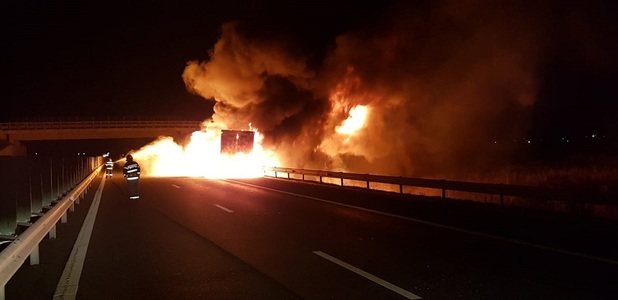 Un camion încărcat cu paleţi de plastic a ars pe autostrada Timişoara - Lugoj - FOTO
