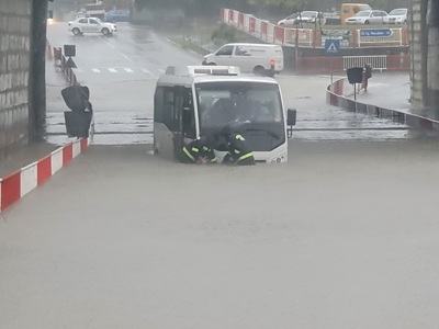 Focşani - Străzi inundate în urma unei ploi torenţiale - FOTO, VIDEO