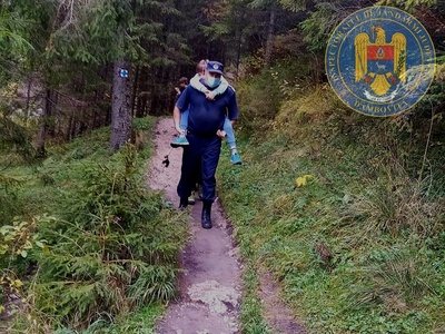 Un copil de nouă ani, accidentat în Munţii Bucegi, cărat în spate de jandarmi un kilometru. El a fost preluat de un echipaj SMURD, care l-a transportat la spital