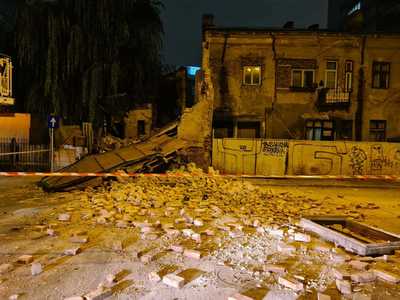 Clădire monument istoric, parţial prăbuşită în Bucureşti/ Şase persoane au fost evacuate - FOTO/ VIDEO 