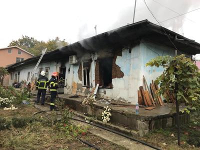 Galaţi: Bărbat rănit după ce o explozie s-a produs în locuinţa sa; deflagraţia a fost urmată de un incendiu puternic - VIDEO
