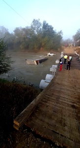 Un TIR s-a răsturnat în râul Ialomiţa