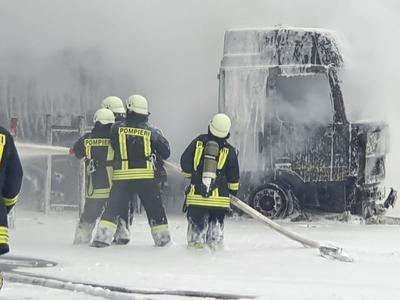 UPDATE - Incendiu la o cisternă cu motorină, în incinta unei rafinării din Ploieşti/ Pompierii intervin cu cinci autospeciale/ Incendiul a fost lichidat