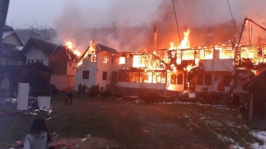 Trei imobile din localitatea Moeciu de Sus din judeţul Braşov, au fost cuprinse de flăcări - FOTO