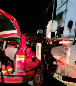 UPDATE - Bistriţa-Năsăud: O maşină în care se aflau un bărbat şi două fetiţe de 5 şi 6 ani, lovită de un tren de marfă/ Şoferul a murit, iar fetiţele au fost transportate la spital 
