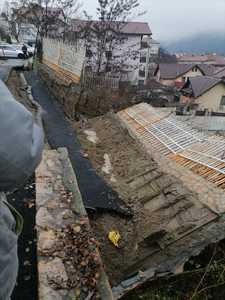 Vâlcea: Stradă din Râmnicu Vâlcea, afectată de o alunecare de teren / Pe DN 7A au căzut pietre de pe versanţi/ Judeţul se află sub atenţionare hidro Cod galben - FOTO, VIDEO