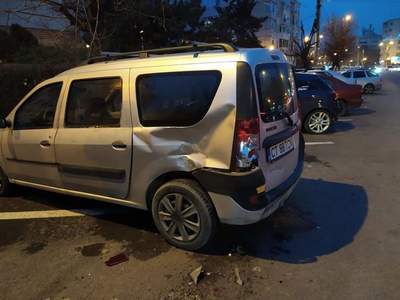 Constanţa: Şapte maşini parcate au fost avariate de un şofer băut, care a fugit de la locul accidentului - FOTO