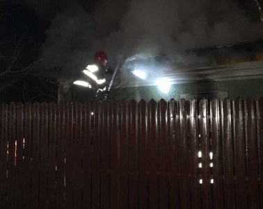 Teleorman: Incendiu la o casă din localitatea Crângu; un bărbat a murit şi o femeie a suferit arsuri pe aproape tot corpul